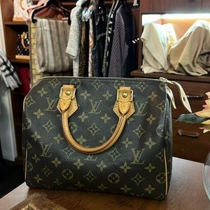 Authentic Louis Vuitton Monogram Canvas Speedy 25 Hand Bag great condition.